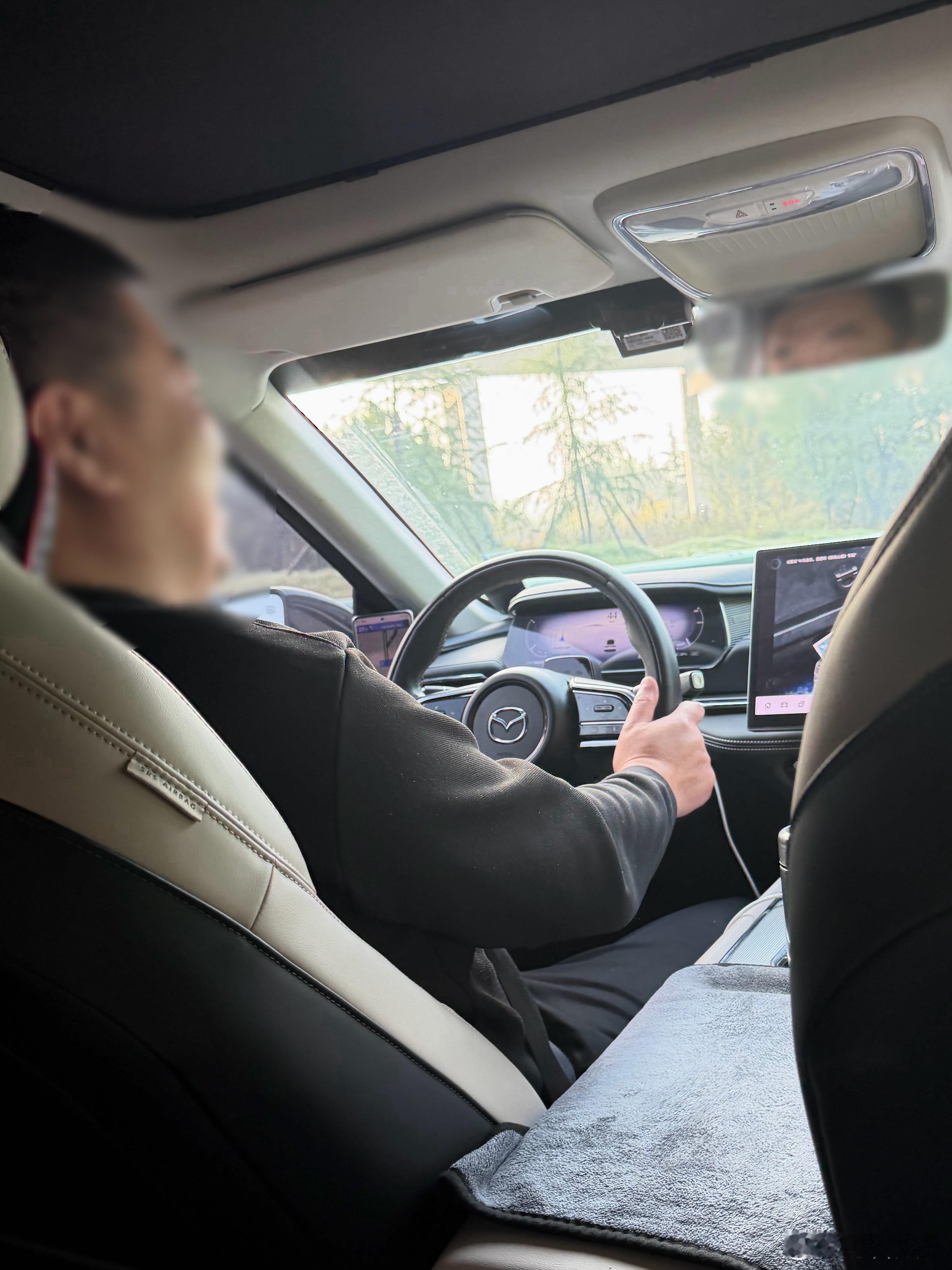 打了个滴滴去机场，司机说得加一个“跨城费”。说从西安到咸阳一般都收跨城费。我说那