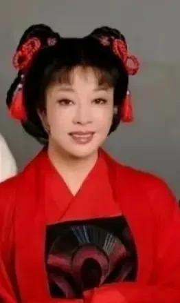 别眨眼。75岁的沟壑纵横，在刷子下被一寸寸填平。我以为是特效，直到她穿上那身红