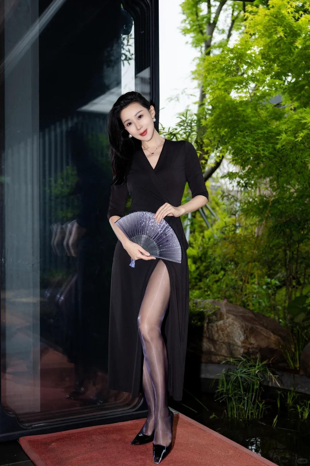 真心偏爱这条宝藏连衣裙，版型设计拿捏得当，包容性很强，不挑身形，上身悄悄收紧赘肉
