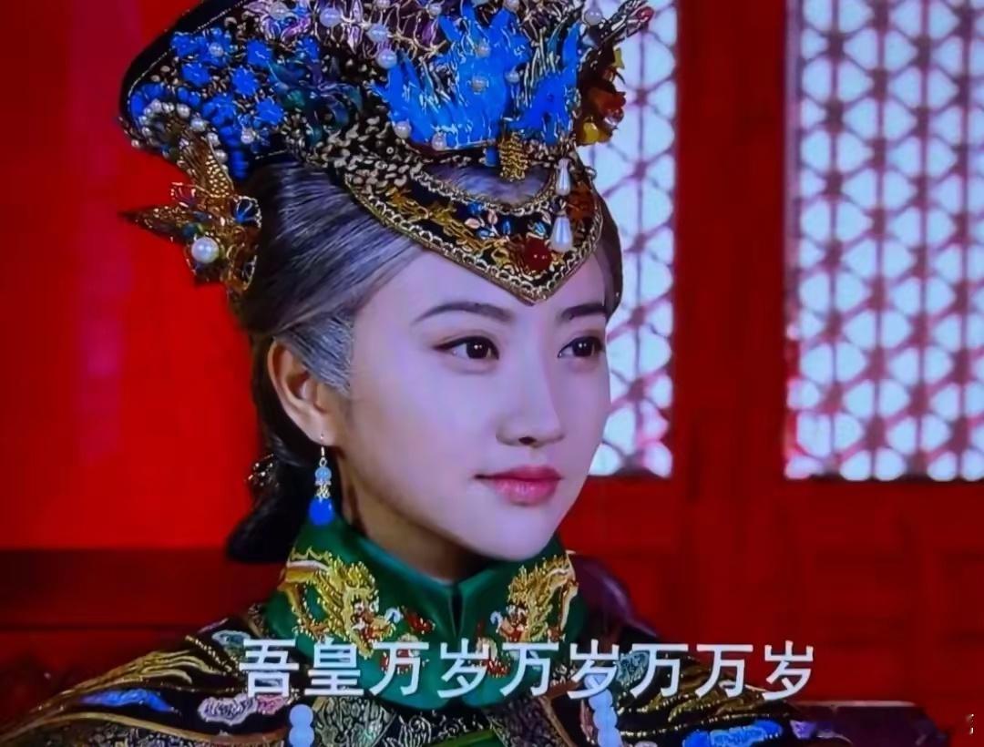 景甜这老年妆太敷衍了吧！像是二十岁的脸戴了一个假发套，脸很美！可能是景甜早些年拍