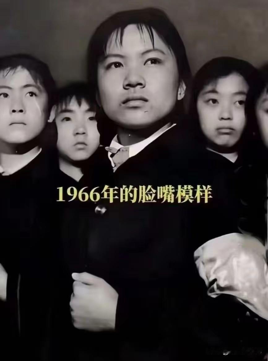 下图人物的表情在那个年代极为常见，想来绝大多数那一代人都拍过类似照片。“对待朋友