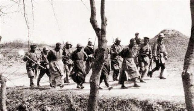 八路军刚驻扎村庄时，汉奸急忙向日军报告，却没想到竟被日本兵当场击毙！1942年