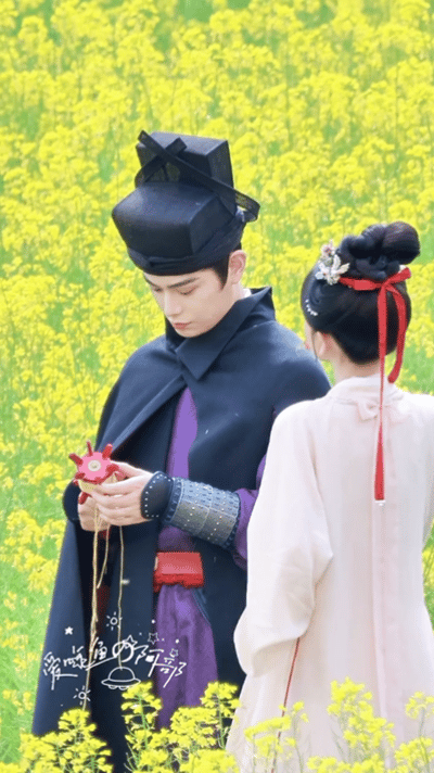 丁禹兮✘宋祖儿《司宫令》春日路透油菜花田里放风筝、簪花的赵皑&吴蒖蒖