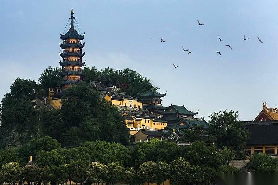 在镇江想找份体制内的国企工作图安稳，民间按招聘信息和员工交流摸出来的待遇梯队里，