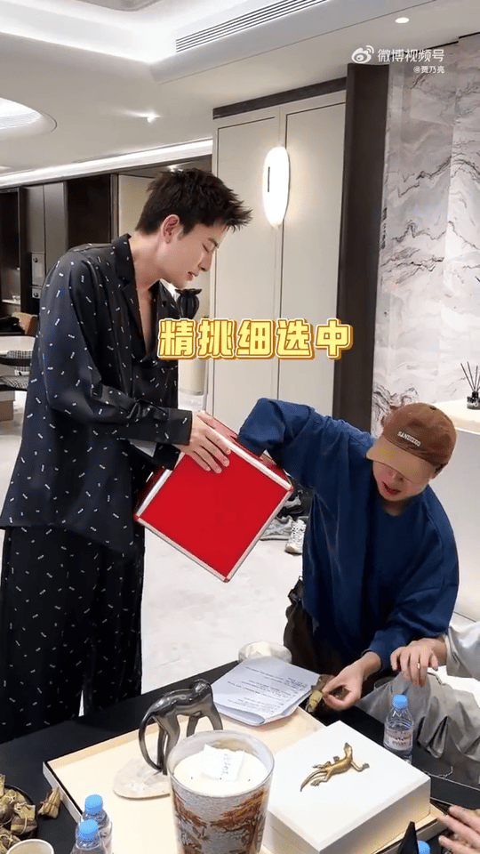 贾乃亮公司还缺人吗贾乃亮公司还缺人吗看完真的狠狠羡慕了，贾乃亮对待员工像家人，