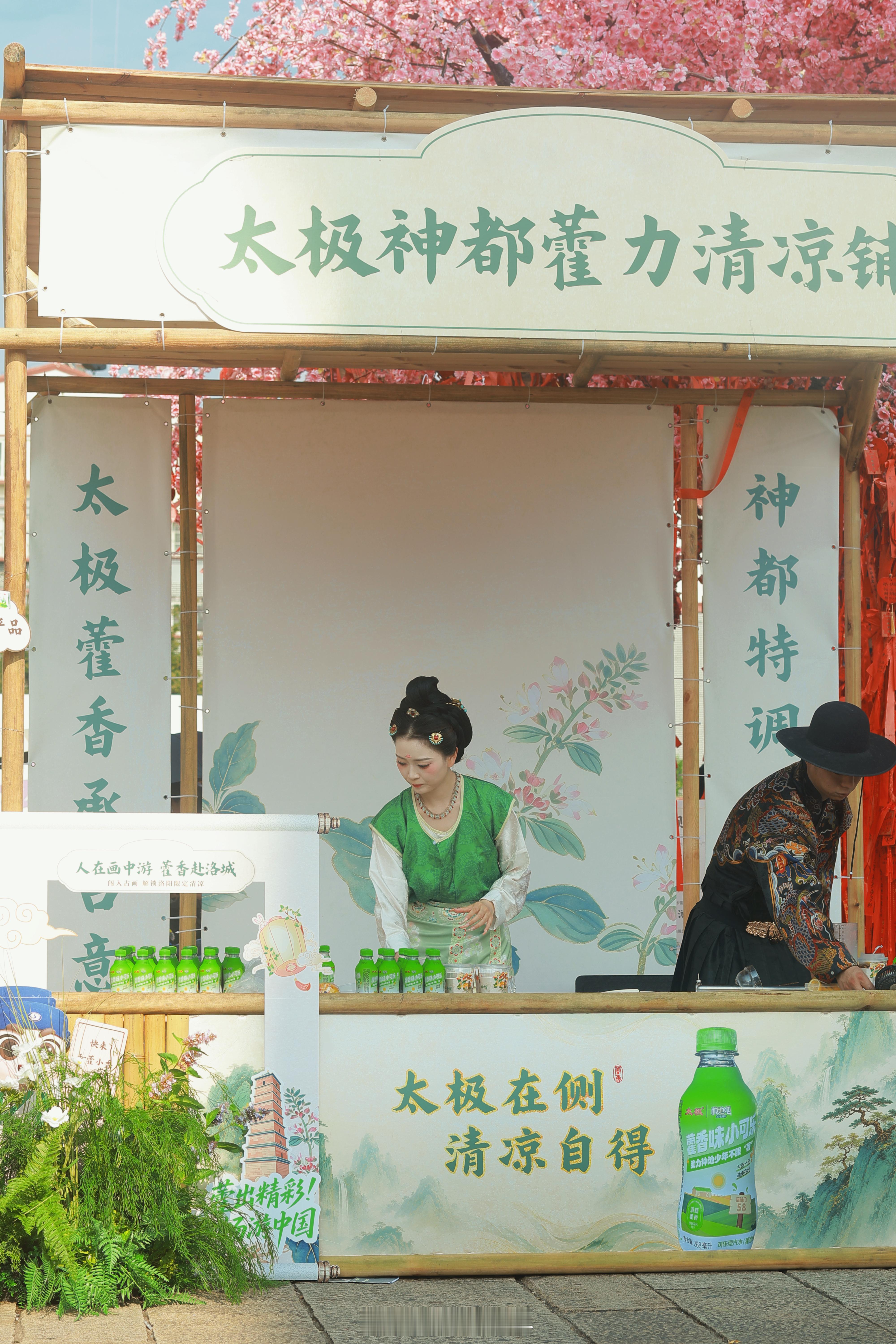 在洛阳的傍晚，时间仿佛被拉长了在洛邑古城闲逛，随处可见漂亮的汉服小姐姐，但是天气