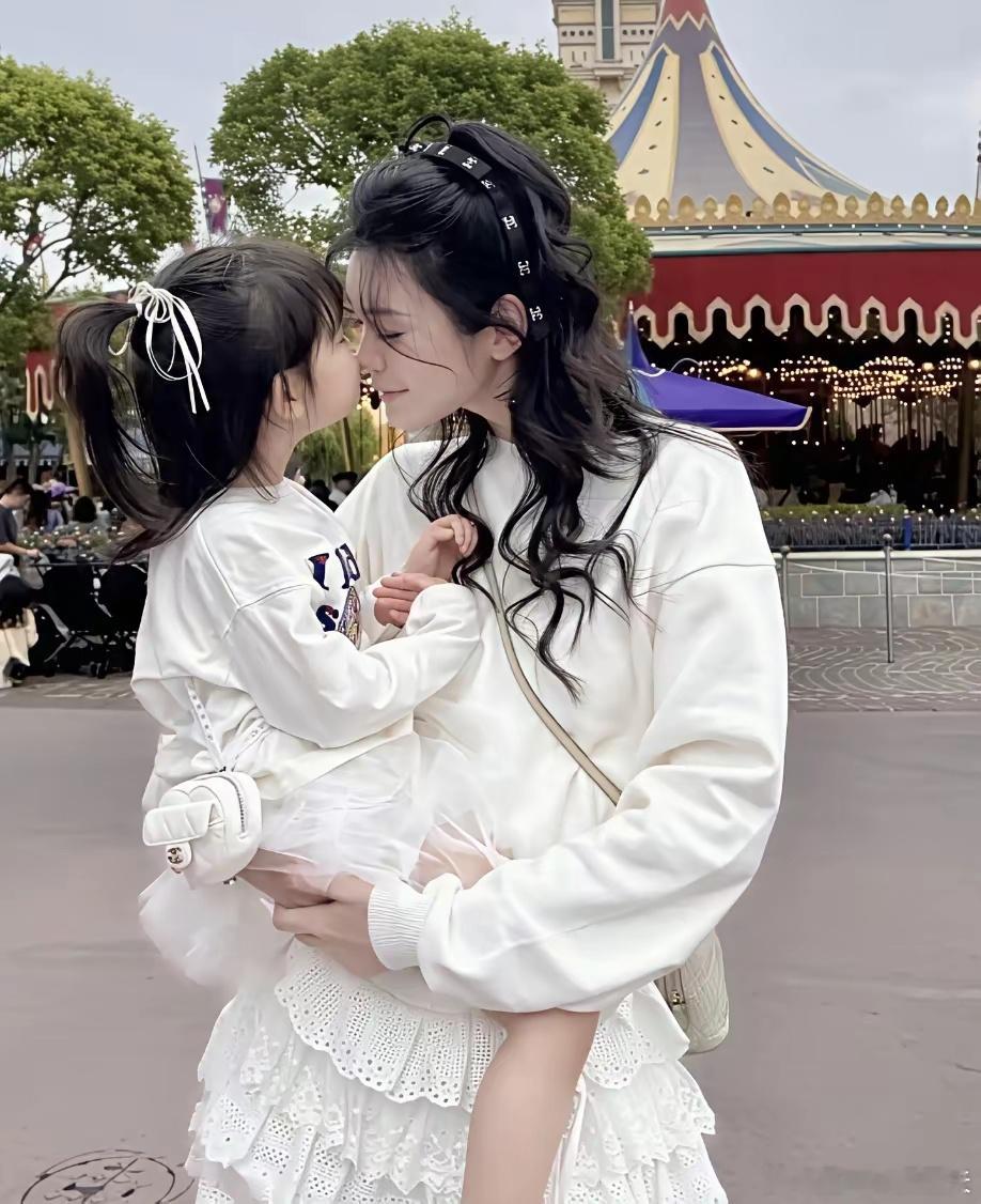 奚梦瑶女儿简直就是番茄小说女主照进现实有个宠爱自己的哥哥，超模妈妈，有钱的爸爸，