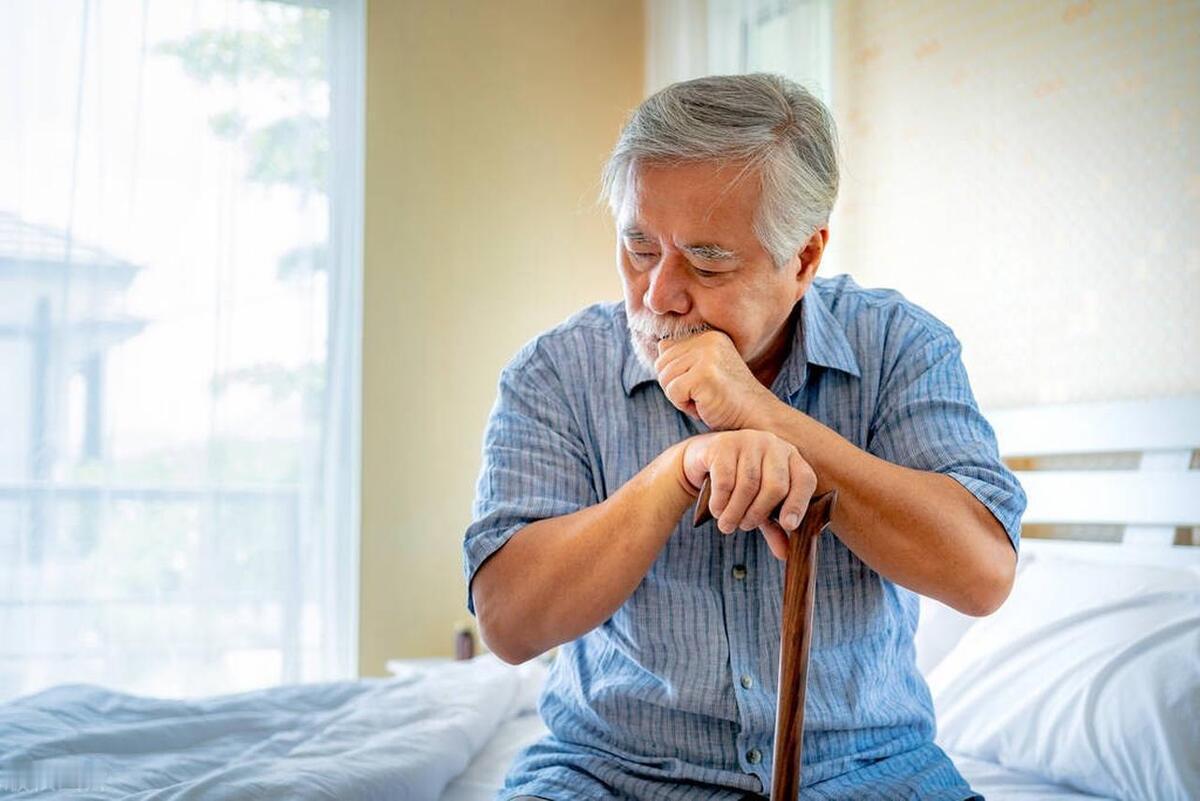 医生忠告：年纪大了，宁可夜里憋尿，也不要晚上起夜干这3件事过了60岁之后几乎