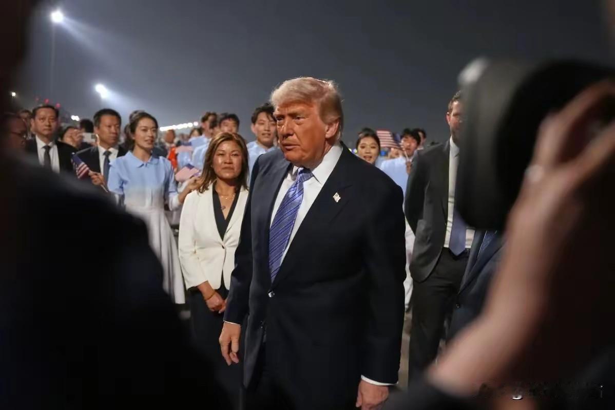 美国总统特朗普到达北京，下飞机后竟然发现他的身材有些变化。不知道是不是我的