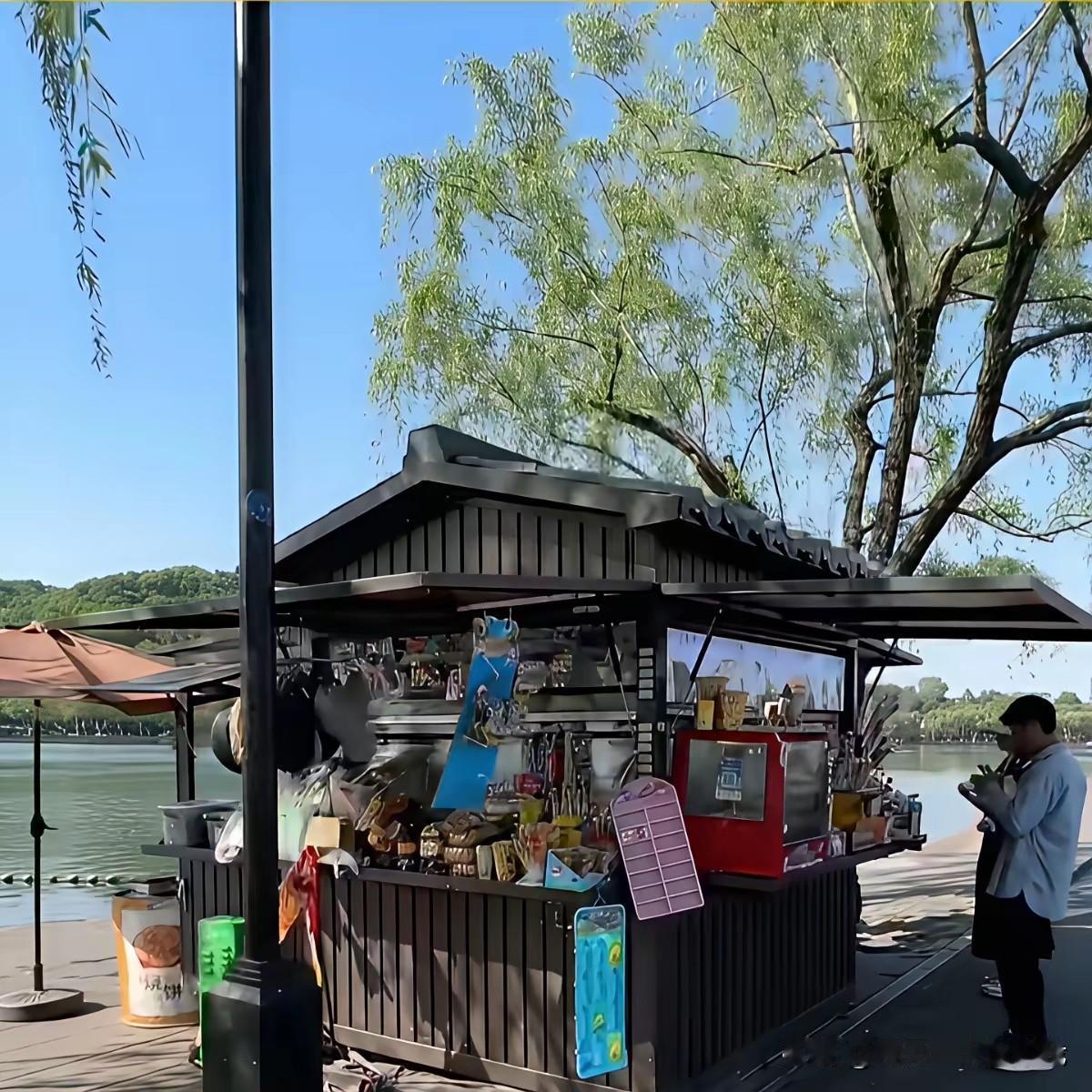 西湖网红商亭：降租金，方能惠民生西湖白堤一个仅仅4.5㎡的情定商亭，五年租金竞
