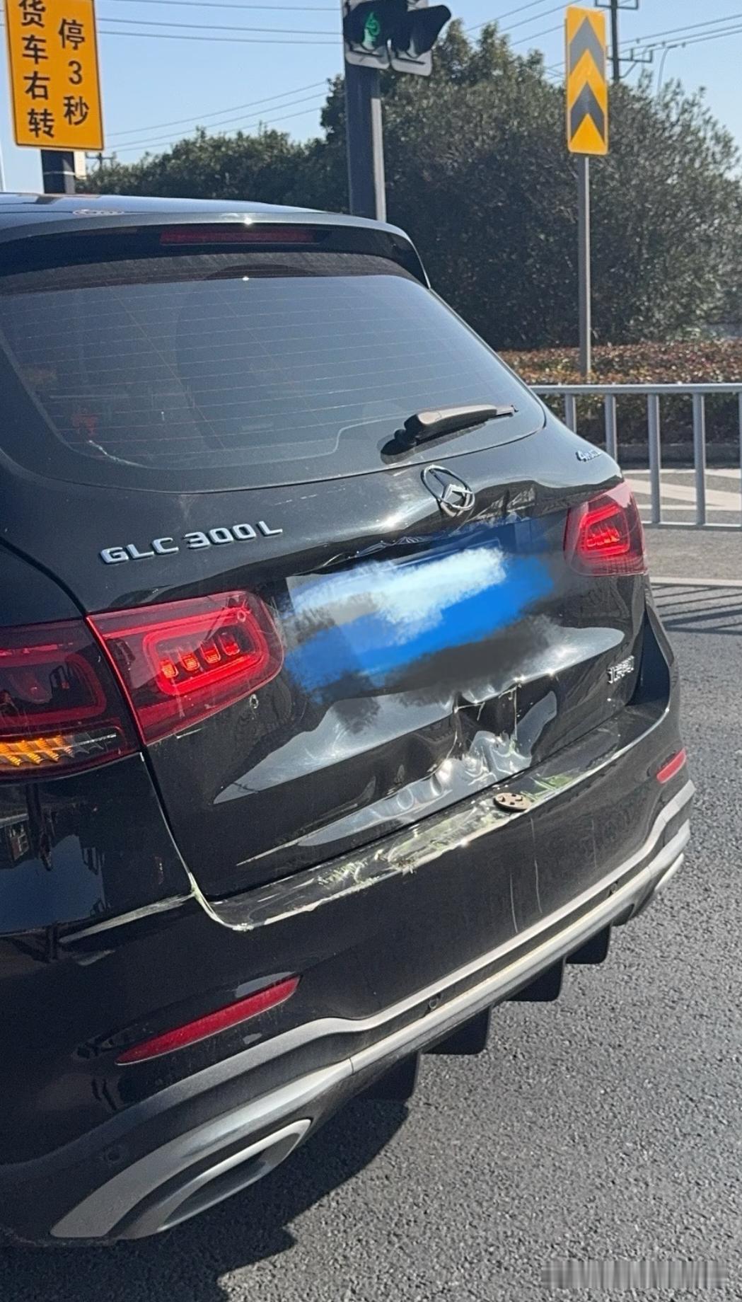 奔驰glc300L车屁股被货车追尾成这样，4s店修车大概需要多少钱？