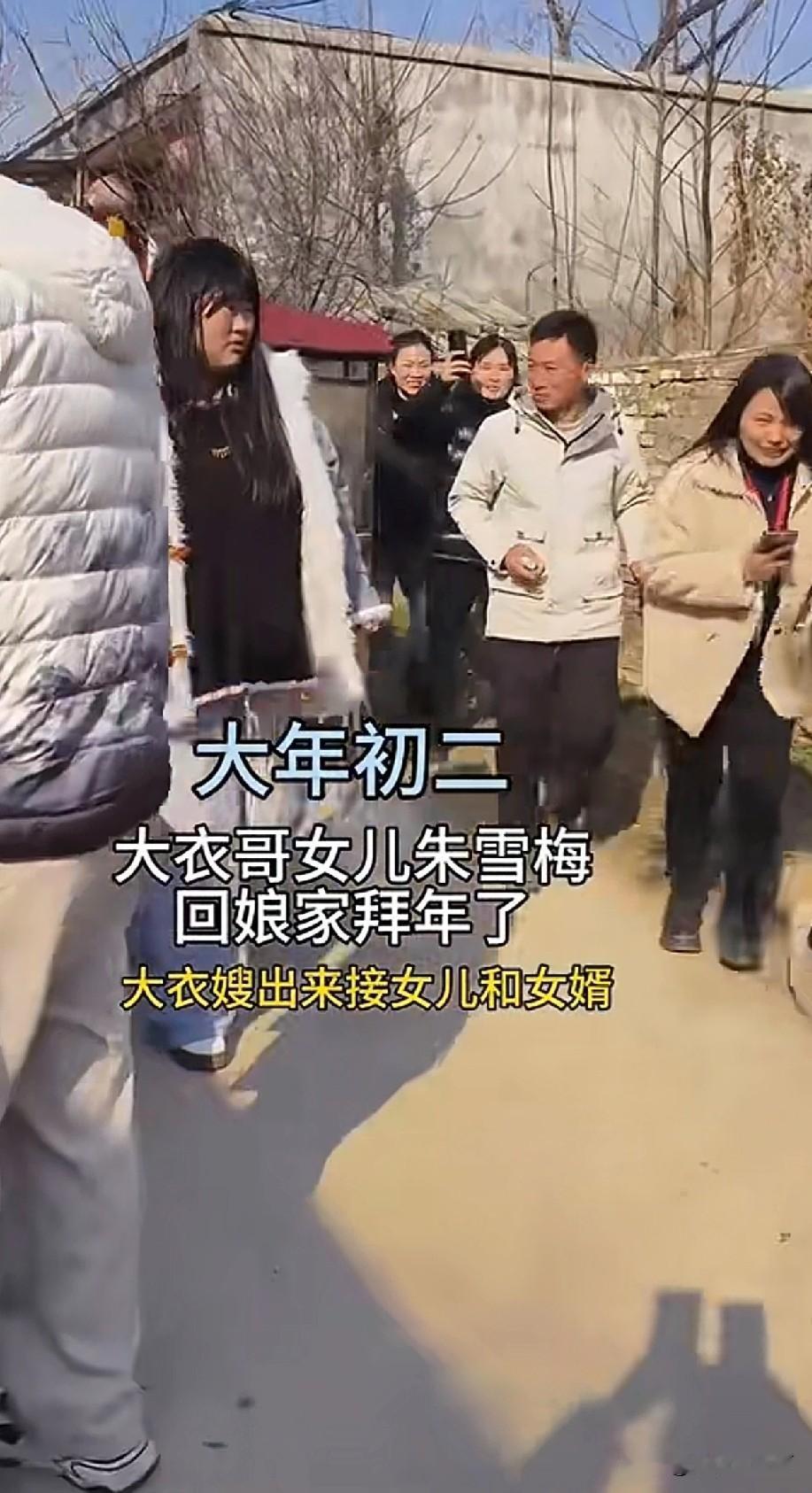 大衣哥这家人脾气真好，被这些人对在脸上拍也不发火！