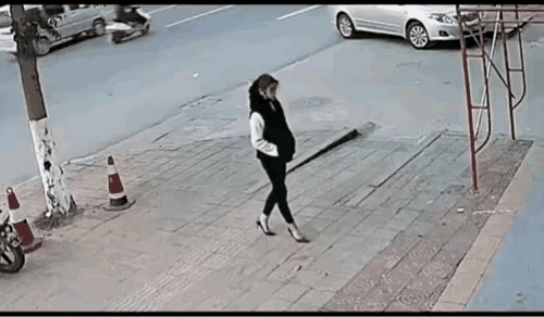 在这千钧一发时刻，美女救了他。这样美女，值得追求她吗？命中注定，美女救了他，