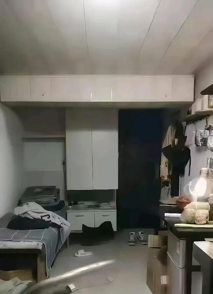 南京红老头曾经的住房，如今一片寂静。那房间里，衣物随意堆在床上，似乎在无声哭诉