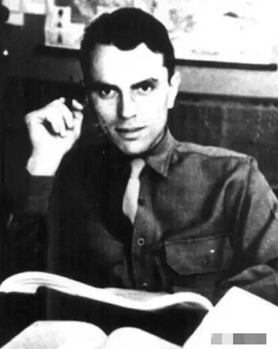 1945年的昆明，12岁的中国小女孩被美国士兵开车撞死，却只赔偿了26美元。女孩