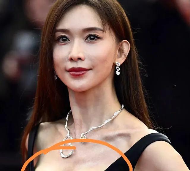 人是真的美，衣服也是真的好看，就是这两个“球”能不能不要这样挤出来？看的我真想