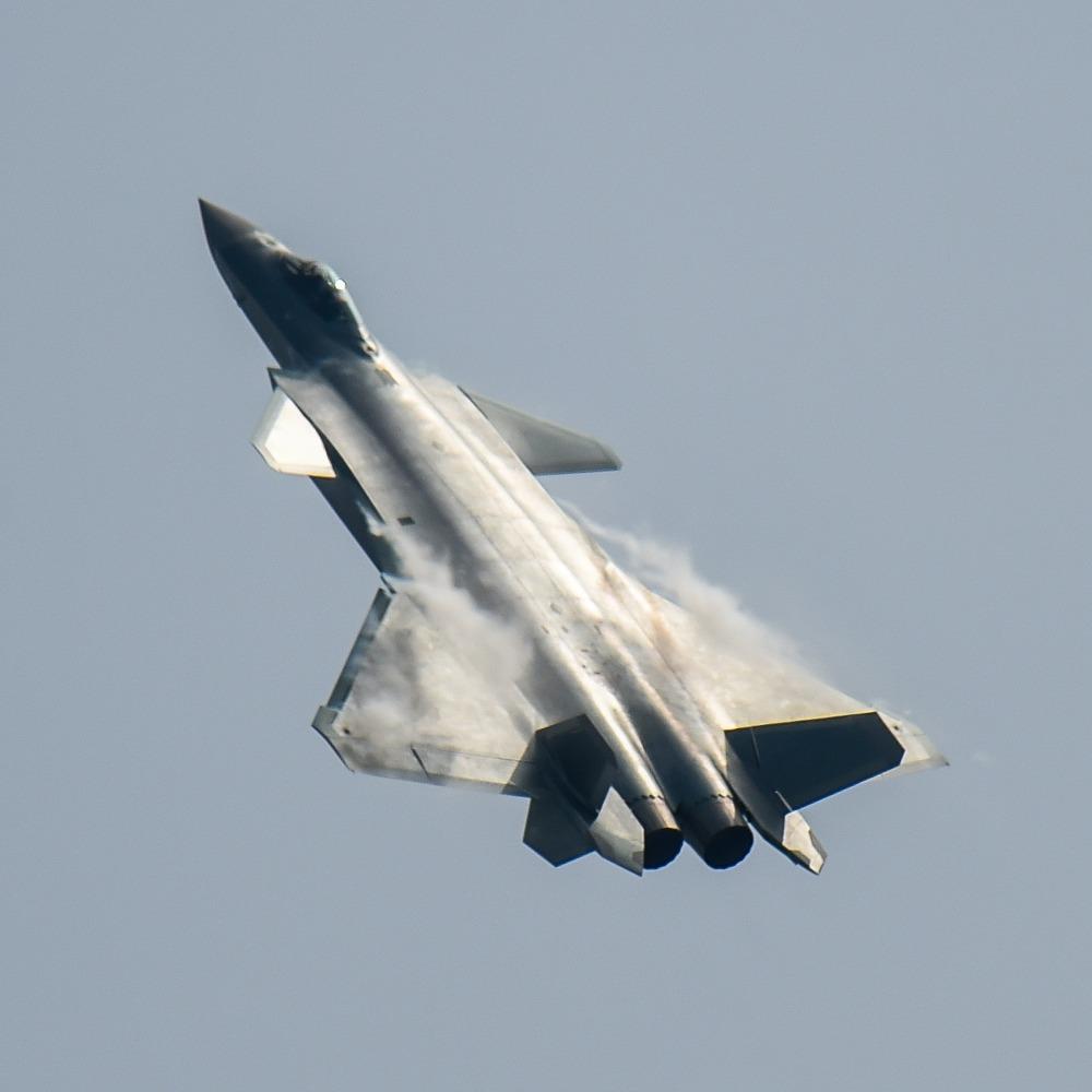 设计路线不同，空优歼-20为何全面压过多面F-35？歼-20和F-35虽然都