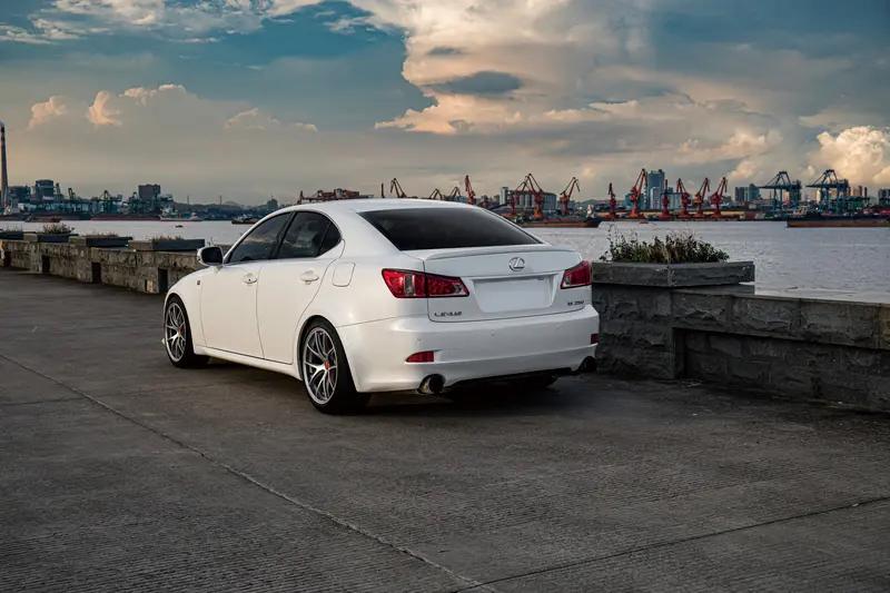 女生买雷克萨斯，有不少好选择。要是喜欢小巧精致的，雷克萨斯CT不错，官方指导价