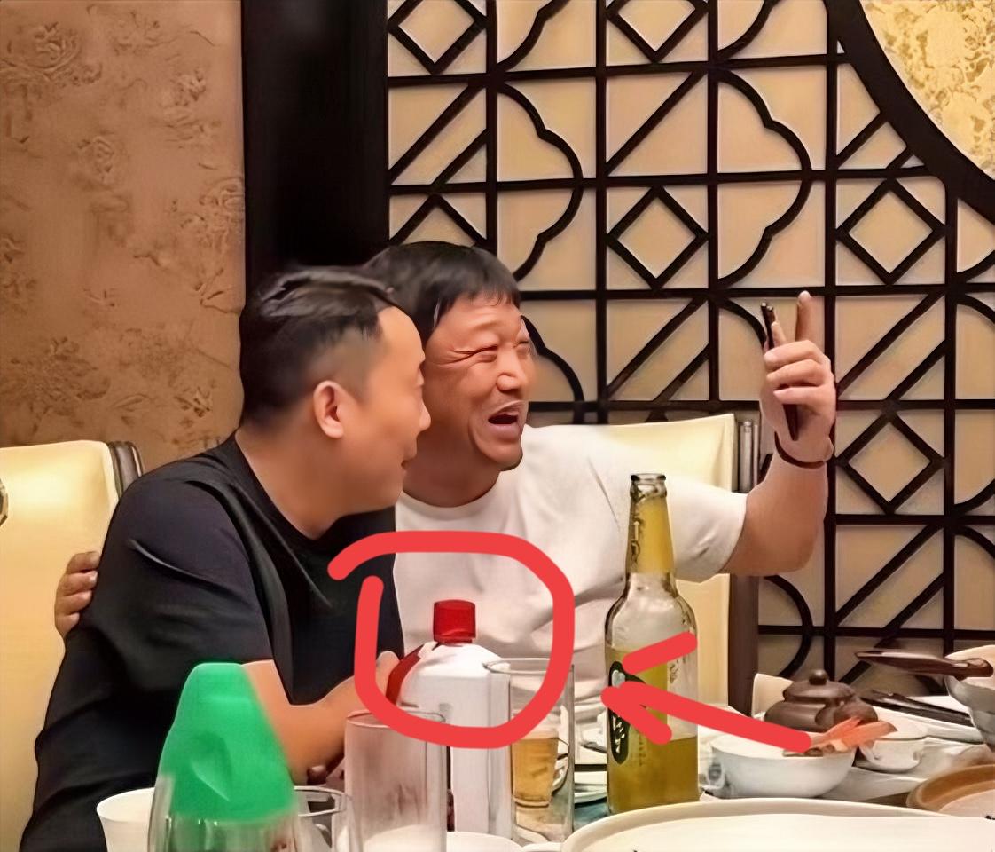 贾冰的合照里，发现一件有意思的事，不是他笑的很开心，也不是他状态不对，而是他