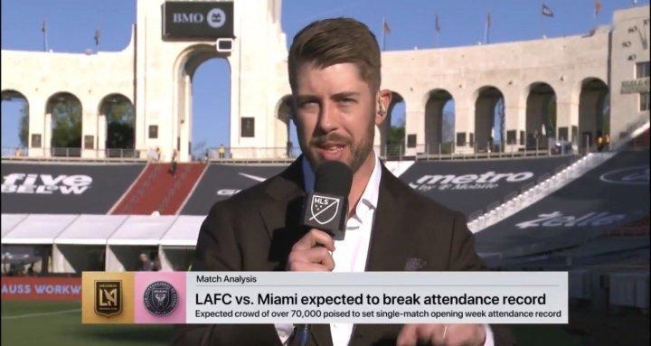 现场主持人AndrewWiebe：本场比赛预计超7万人现场观战，打破美职联开赛