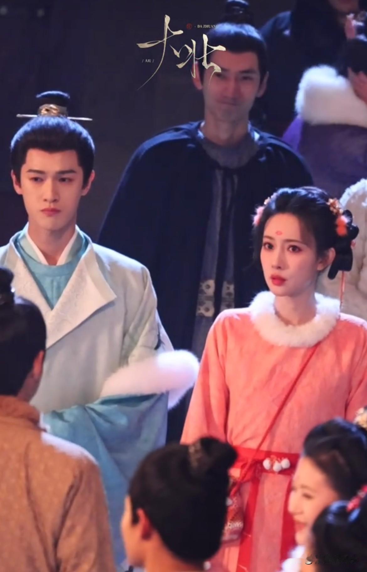 1月23日，孟子义都给李昀锐调成啥样了拍逛夜市戏，李昀锐抬手想让孟子义挽着他，