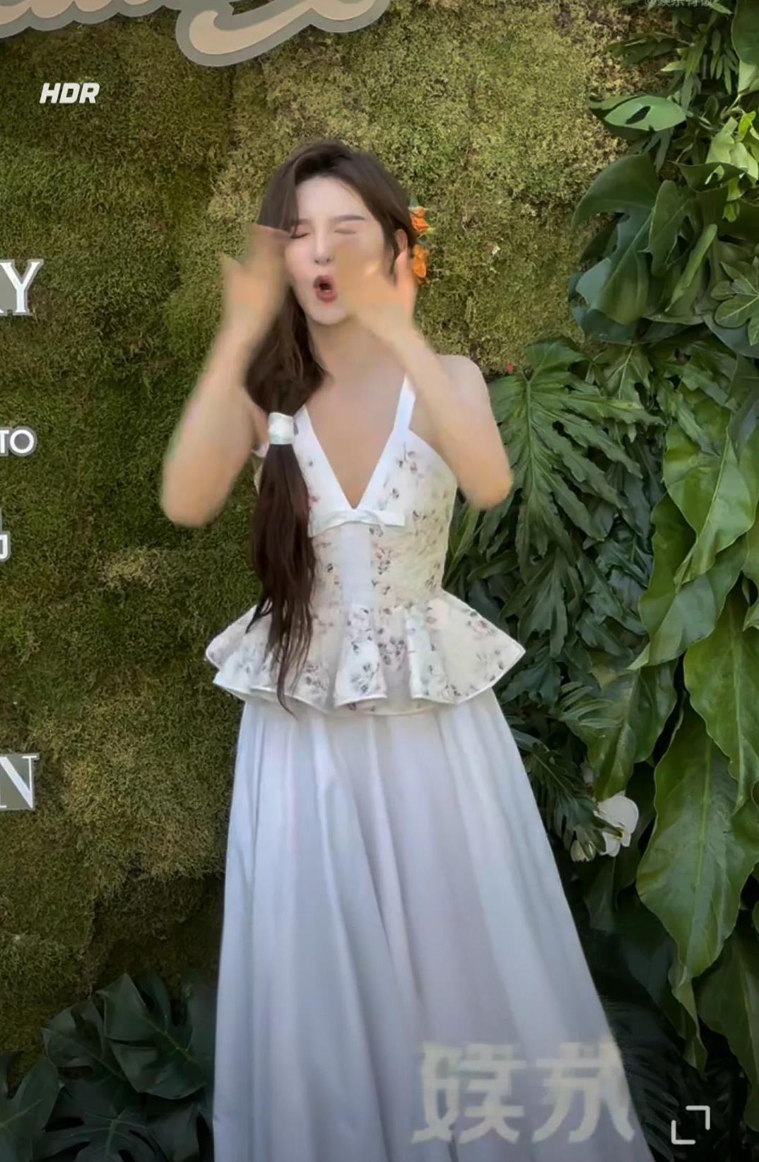 救命！章若楠海边白裙美成仙女，对镜飞吻的瞬间甜度爆表！谁料刚送出飞吻，她自己先害