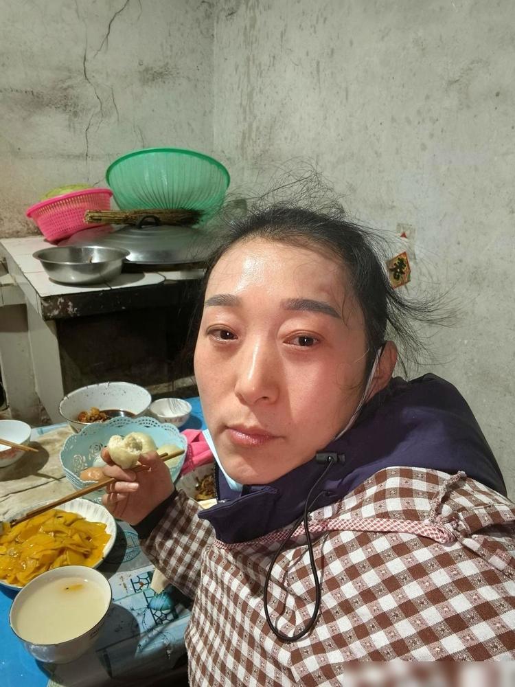 “妈妈，你是不是没钱啦？”​闺女前两天冷不丁地问我，我心里咯噔一下，像被针扎