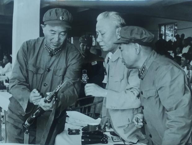 1964年总参谋长罗瑞卿到济南军区观看大比武表演，节目还没有看完，他就要回北京去