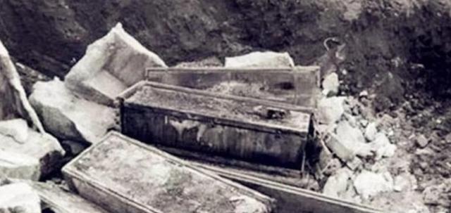1958年，有人提议挖开了李鸿章之墓。狂热的人们用绳子拴住李鸿章和夫人的尸身，以