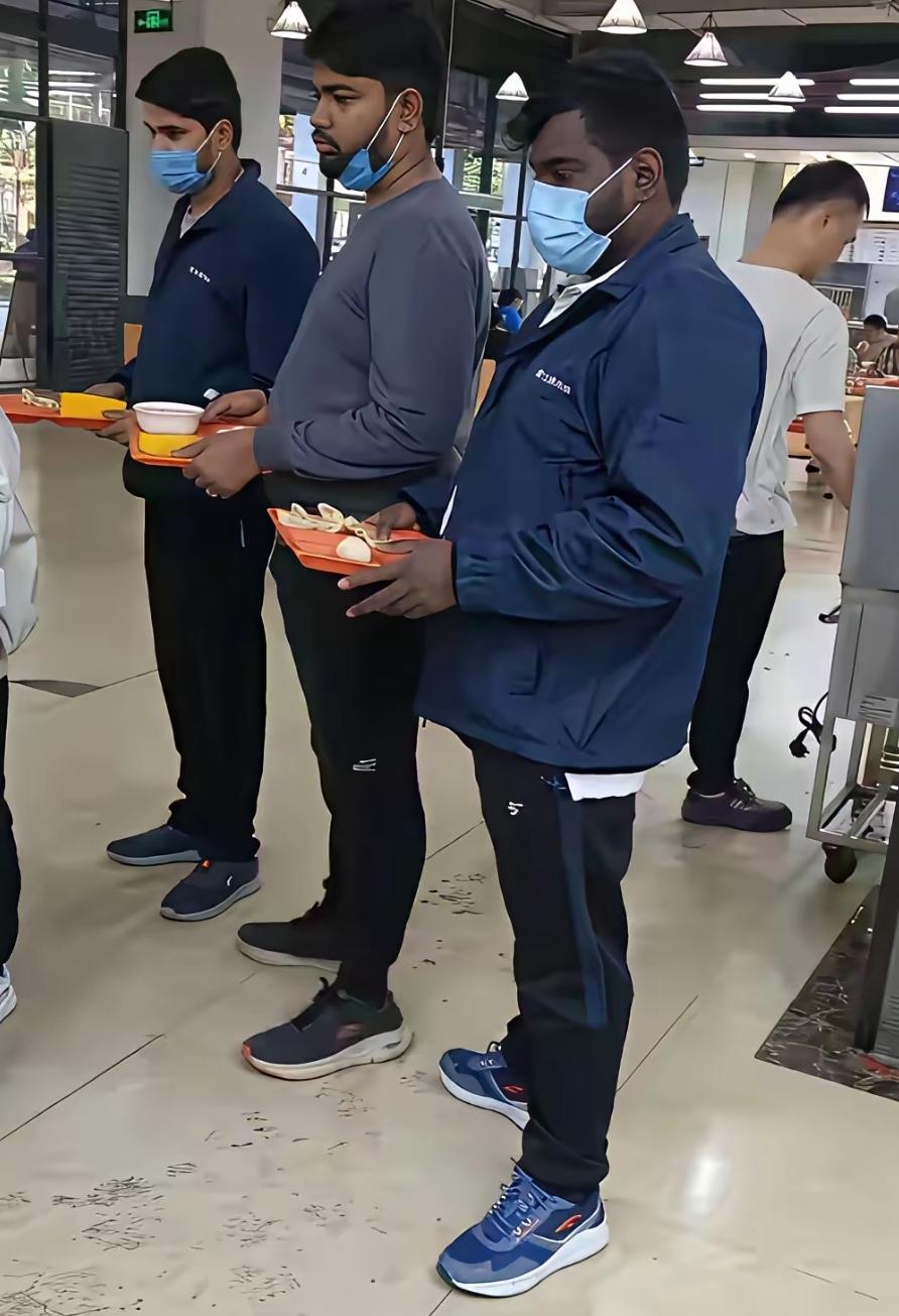 为什么印度人现在很让人讨厌，因为他们的行事作风真的让人不敢恭维啊！上海地铁2号