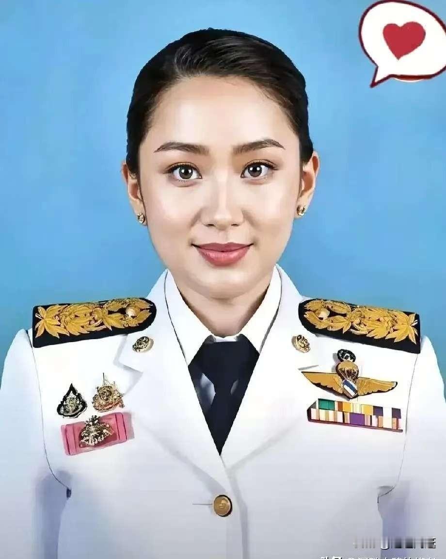 泰国最新消息！12月8日，泰国总理阿努廷紧急召开新闻发布会，宣布自7日起泰柬