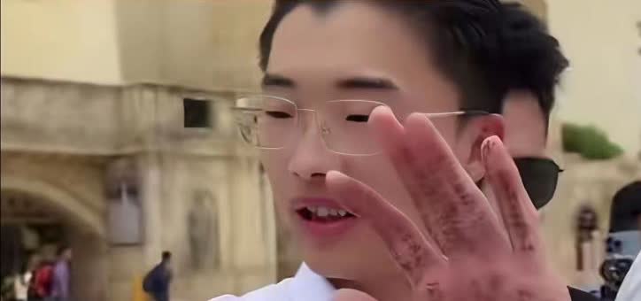 郭有才澳门舞台“作弊”现场被抓包？在超大型的“星动澳门”活动上，他演唱成名曲