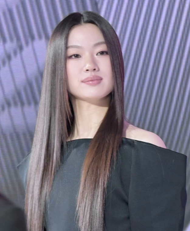 最近陷入版权风波争议的单依纯高调现身上海沙宣品牌活动，状态引发无数网友热议。