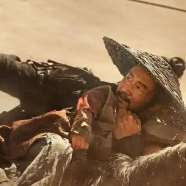 李连杰在《镖人》里只打了三分钟。全场起立鼓掌。吴京演的刀马，为几两银子跟几