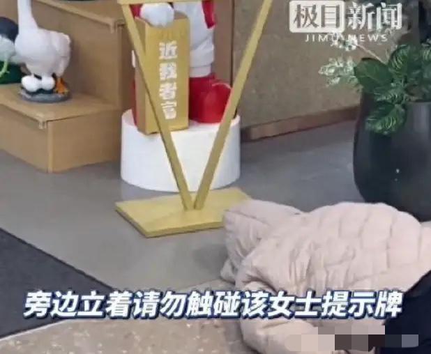 河南，真是碰到狠人了！一女子躺人家店门口，头部用帽子盖住，整整赖了4天趴地不起。