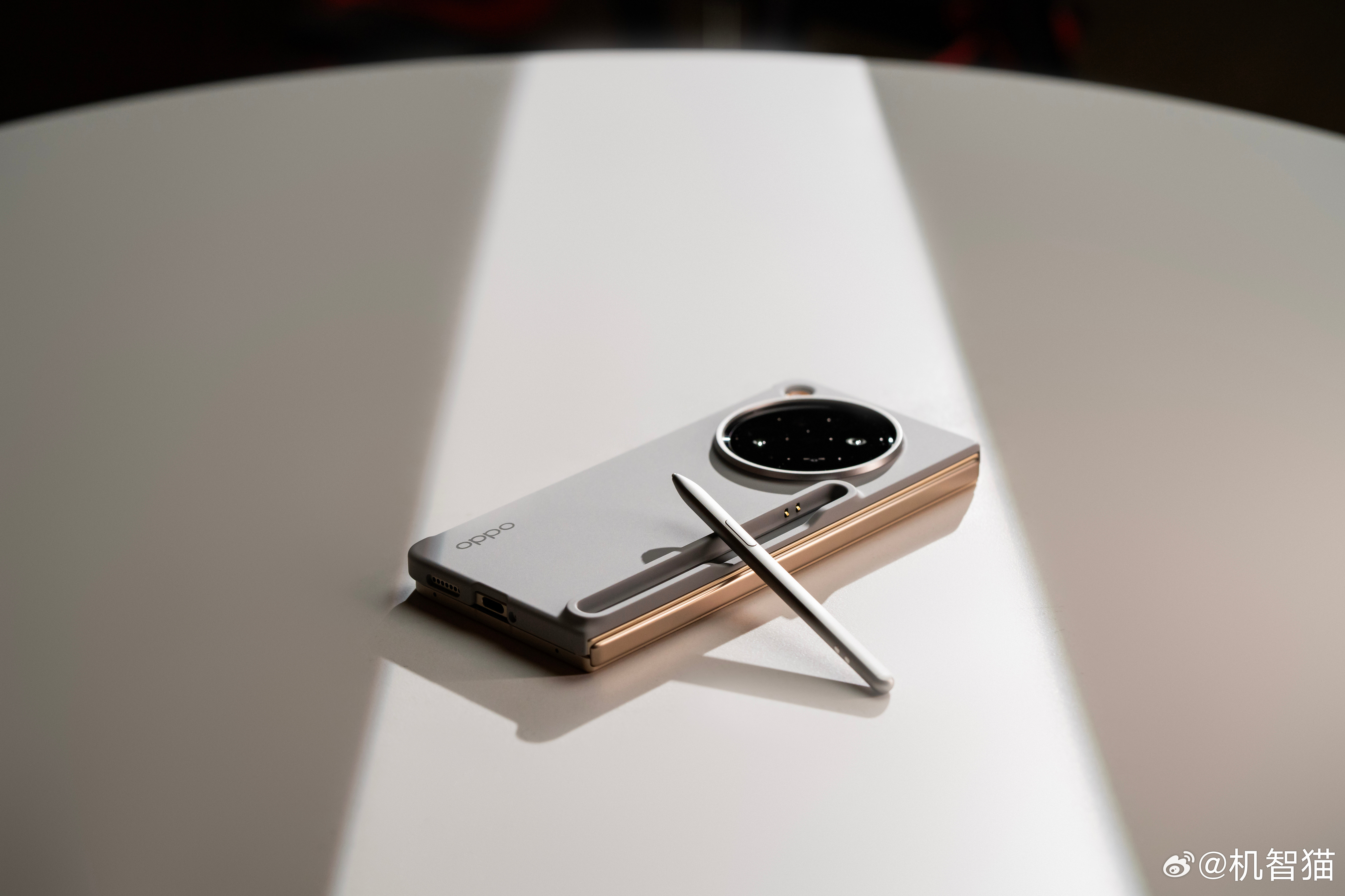 OPPOFindN6真机来了！由于很多内容没有解禁，先简单说说几个感受：1.机