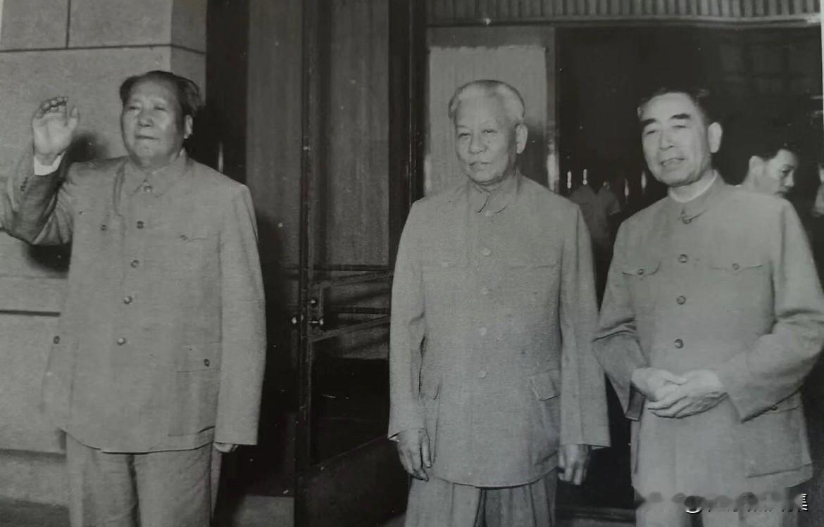 1964年12月21日，毛泽东、刘少奇、周恩来三大伟人正站在人民大会堂门口，高兴