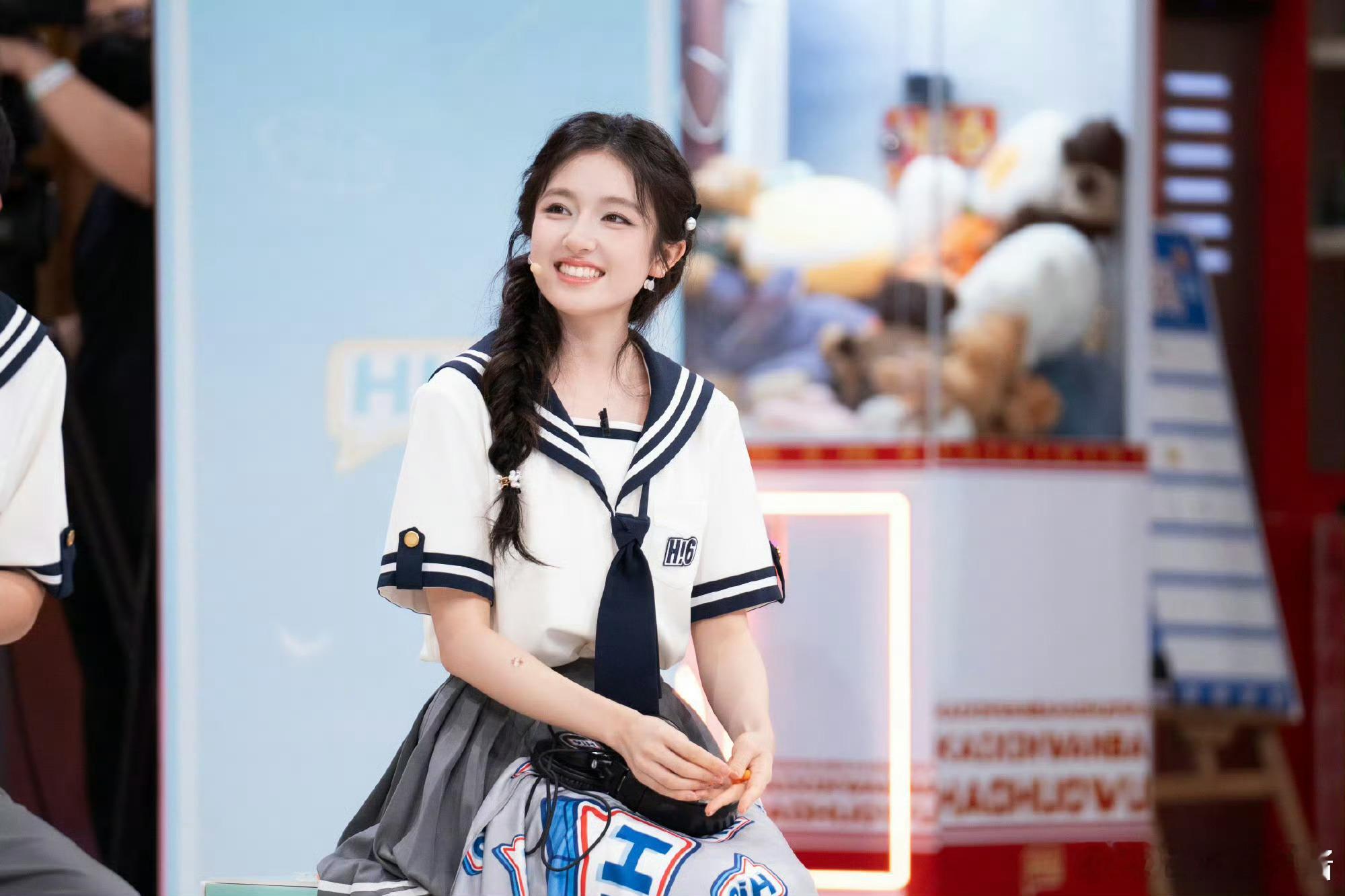 李兰迪蝴蝶结蓝裙李兰迪hi6美成啥样了李兰迪亮相你好星期六，一身蝴蝶结蓝裙太惊艳