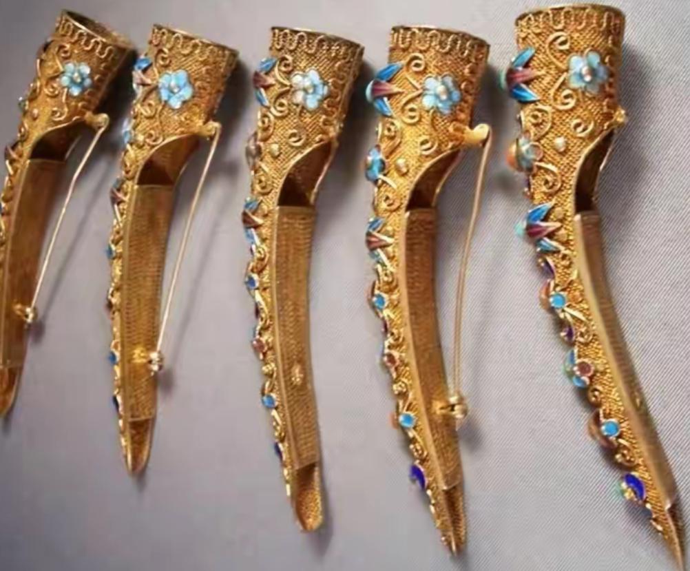 清朝妃子为何要戴长指甲套？除了好看之外，更多的是为了方便皇帝。看清宫剧的时候