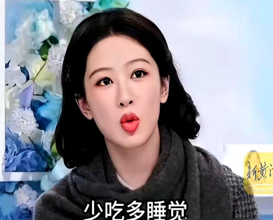 杨紫在直播间笑说“少吃多睡戒色”，全网玩梗狂欢，没人信她真这么活。可你翻翻