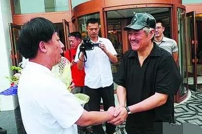 那一夜，易中天正在泡脚，突然接到了赵本山的电话：“老易，有空来沈阳一趟，咱俩个文