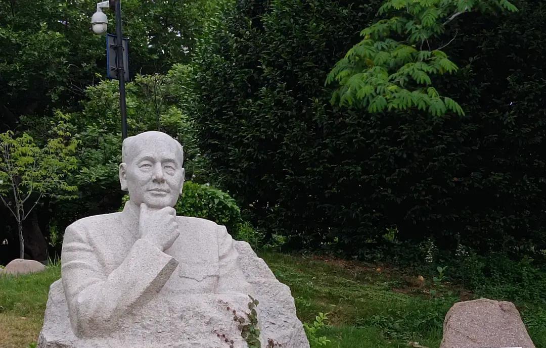 青岛海牛新教练的预算，只有中超倒数第二的十分之一。但他必须保级。这不是足球故