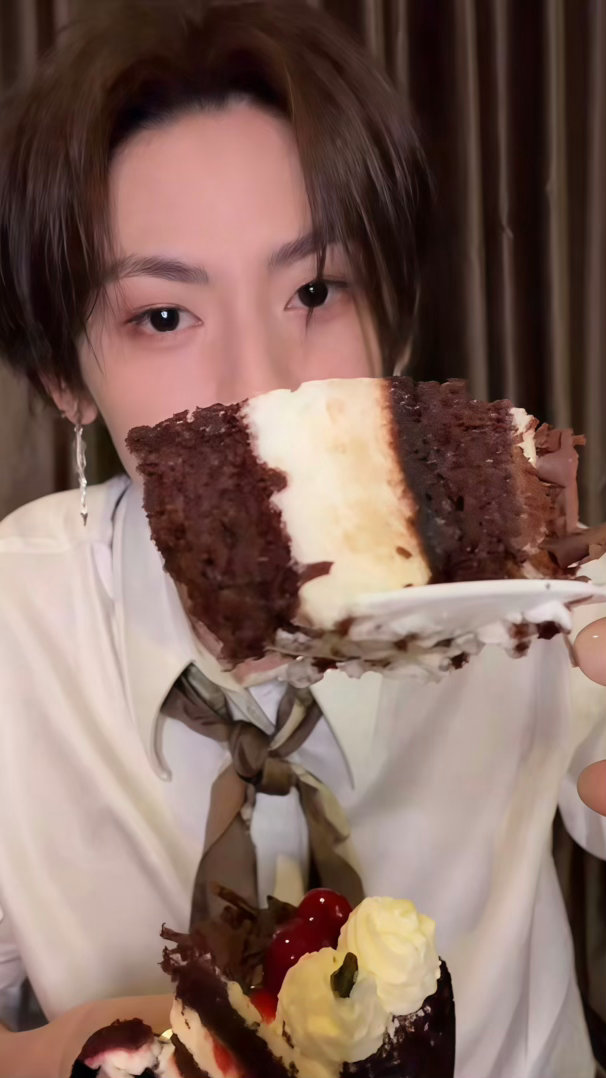 小鬼出道八周年直播小鬼出道八周年快乐！超近距离直播太治愈，畅聊不停、分享蛋糕、吃