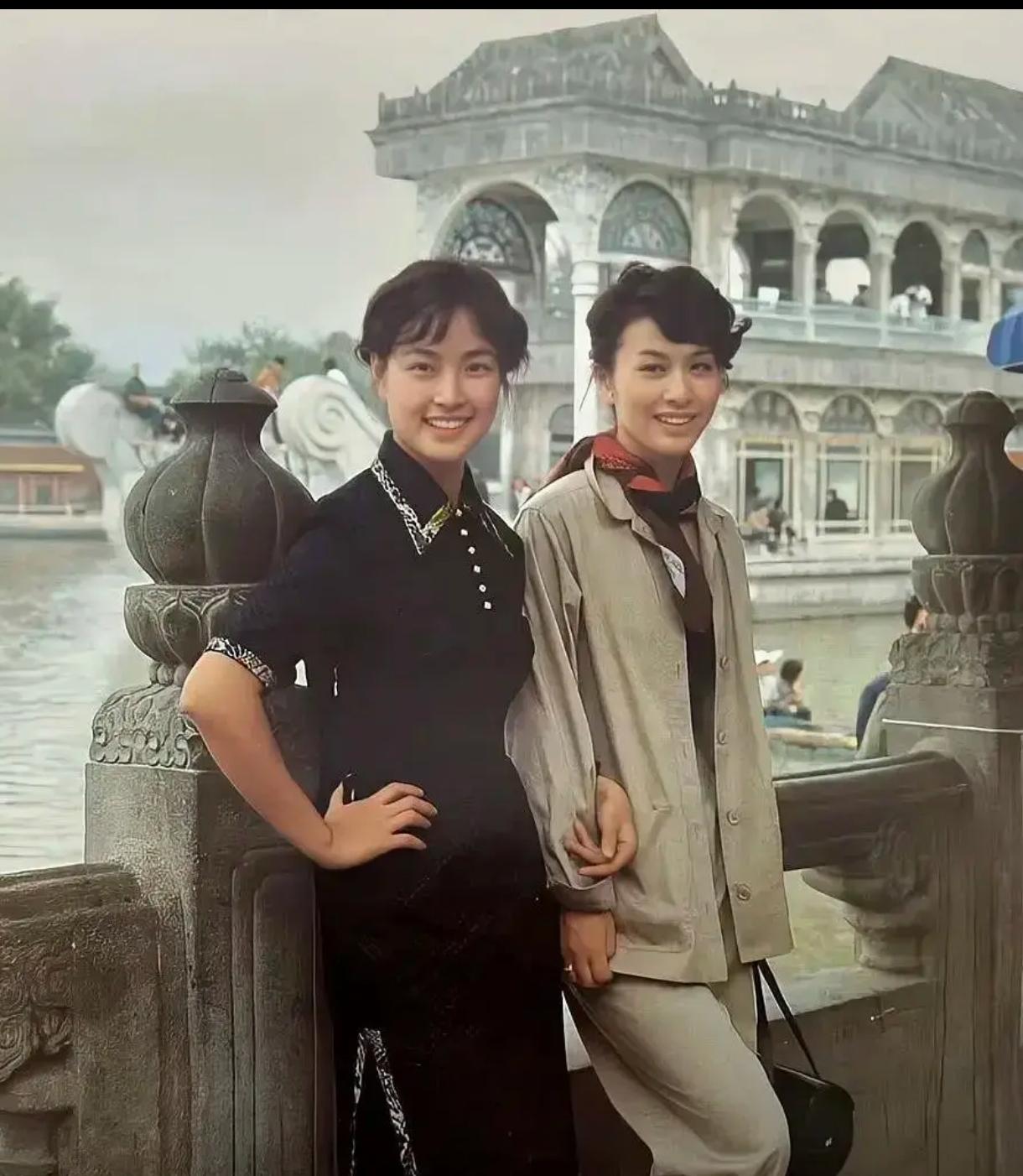 刘晓庆右边是演员栗原小卷，栗原小卷骨相好美，通过《生死恋》《望乡》她给中国观众留