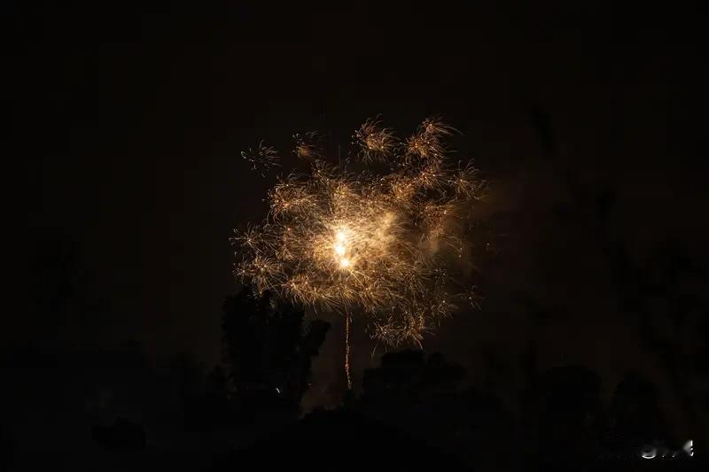 有时候特别羡慕河北禁止放烟花，尤其是后半夜的时候。五彩缤纷、多种类型的烟花爆