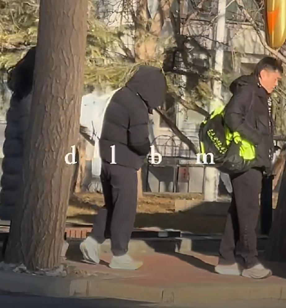 邱贻可教练完成多哈带队任务，返回北京第一天，已经与孙颖莎汇合，两人今日一同在体总