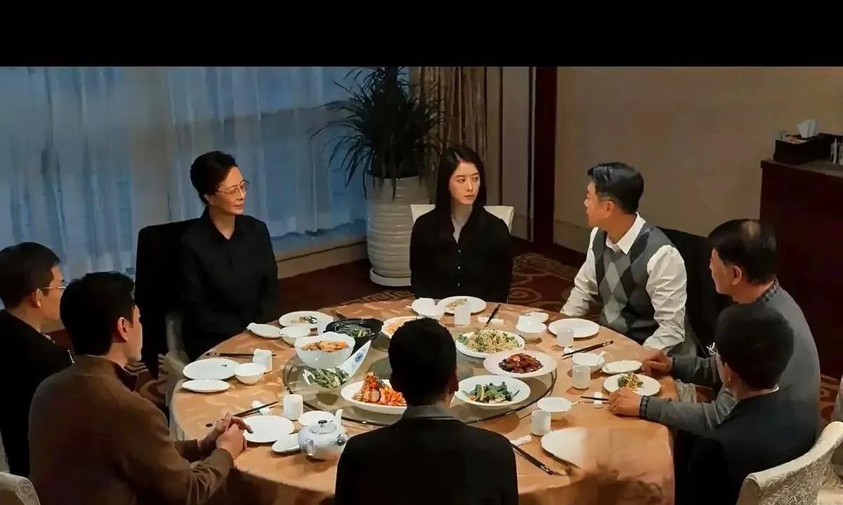追剧《以法之名》市政法委书记兰景茗请省指导员成员到市委小食堂吃晚饭，好像没有