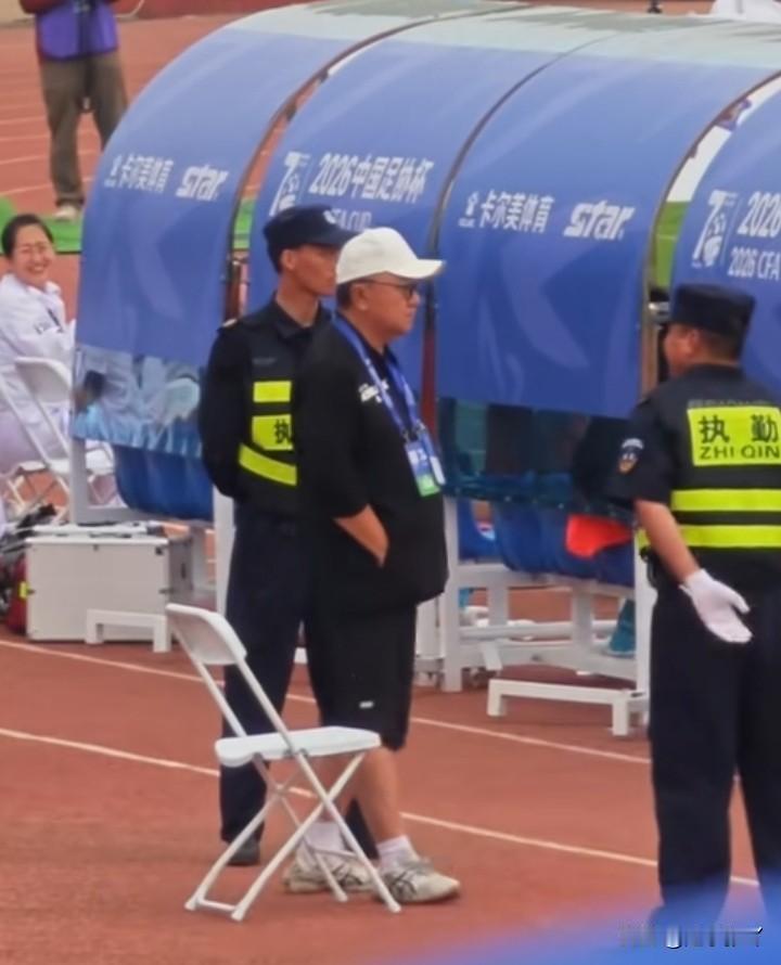 这还真是闻所未闻啊！董路率领队伍参加比赛，他本人却不能进入场地，被两位安保挡在
