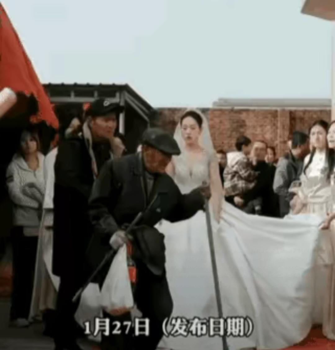 为了“抢喜”“脸都不要了！”近日有网友上传了自己在河北老家参加的一场农村婚礼