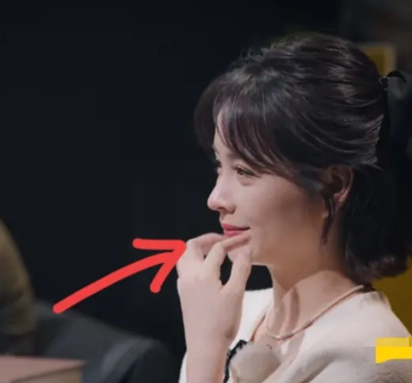 我学心理的二姐跟我说，邓莎这个状态是不对的，整个采访她不停的抠手，一会儿摸嘴，一
